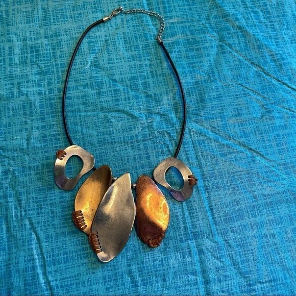 ORGANIC SHAPE SHORT STATEMENT NECKLACE - Picture 2 of 8